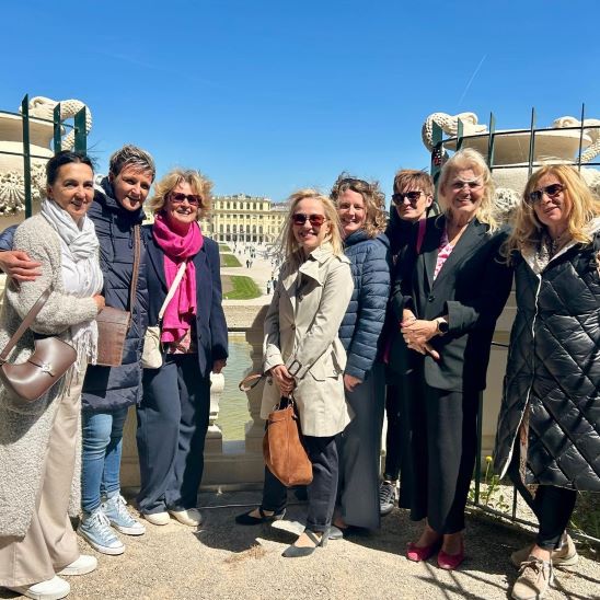 Gruppe der Frauentage Eggenburg vor dem Schloss Schönbrunn bei sonnigem Wetter