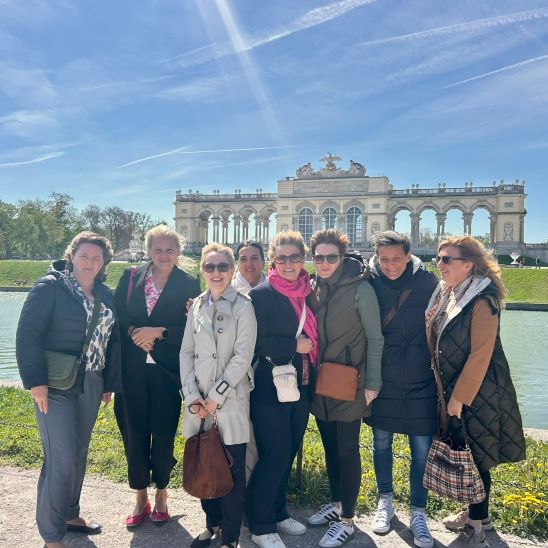 Gruppe der Frauentage Eggenburg vor der Gloriette im Schlosspark Schönbrunn