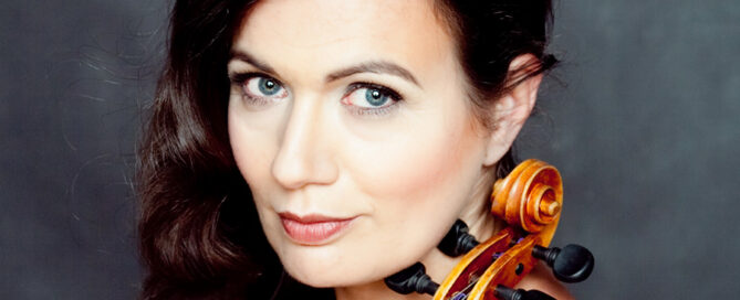 Barbara Helfgott mit Violine bei ihrem Auftritt mit Rondo Vienna im Rahmen der Frauentage Eggenburg