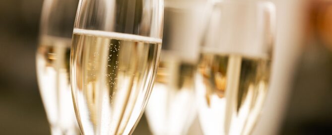 Frizzante‑Gläser bei der Sommer‑Lounge der Frauentage Eggenburg im Schubertpark
