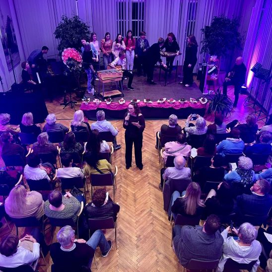 „Künstlerinnen und Musikerinnen der Frauentage Eggenburg beim Benefizkonzert ‚Frauenstimmen der Generationen‘ im Rathaussaal Eggenburg.“