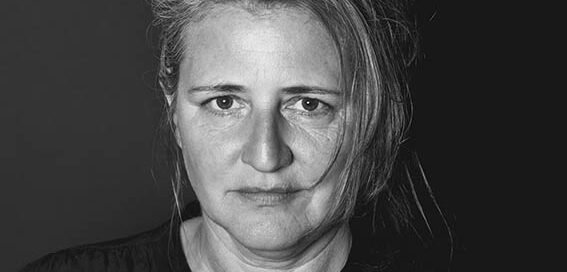 Porträt von Gertraud Klemm, die bei den Frauentagen Eggenburg aus ihrem Roman ‚Einzeller‘ las