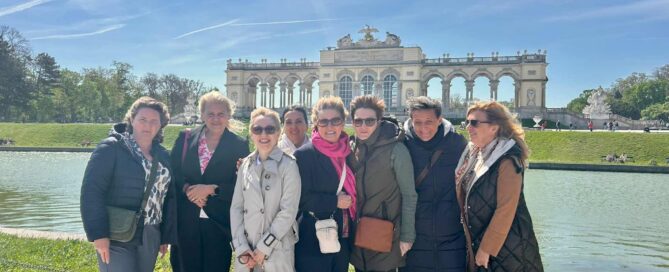 Gruppe der Frauentage Eggenburg vor der Gloriette in Wien während eines inspirierenden Ausflugs.