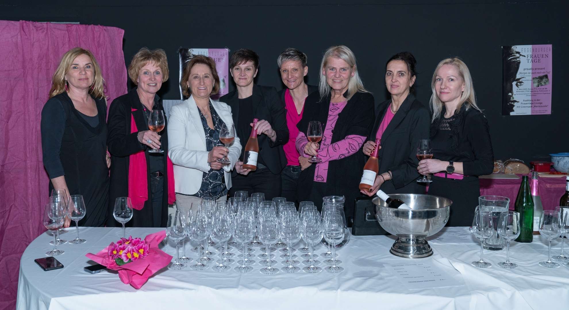 Vorstand der Frauentage Eggenburg bei der Prämierung des Courage‑Frizzante 2024 vom Weingut Schüller aus Pillersdorf im Weinviertel.