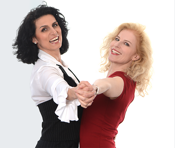 Daniela Krammer & Petra Dinhof – Bühnenmoment bei den Frauentagen Eggenburg Saxolady Daniela Krammer und Schauspielerin Petra Dinhof in einer dynamischen Pose, stellvertretend für das gemeinsame Bühnenprogramm der Frauentage Eggenburg.